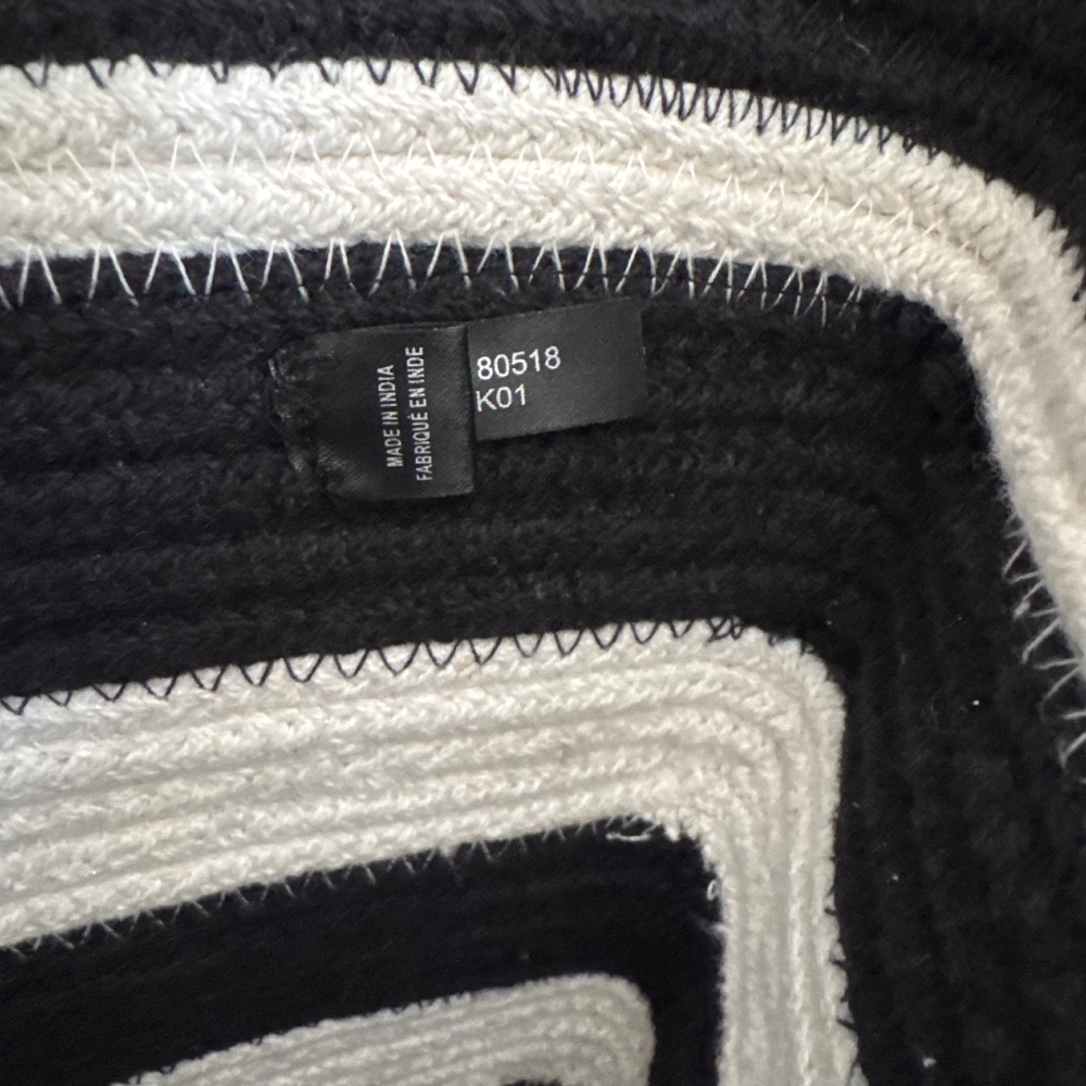Stella‎ & Dot black and white boho striped beach shoulder bag with tassel. - Picture 4 of 5